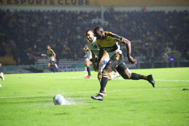 Criciúma empatou em 2 a 2 com o Bahia no Estádio Heriberto Hülse neste domingo