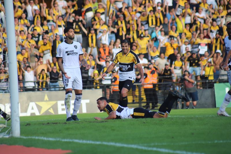 Criciúma venceu o Botafogo com gols de Barreto e Arthur Caíke na Série A