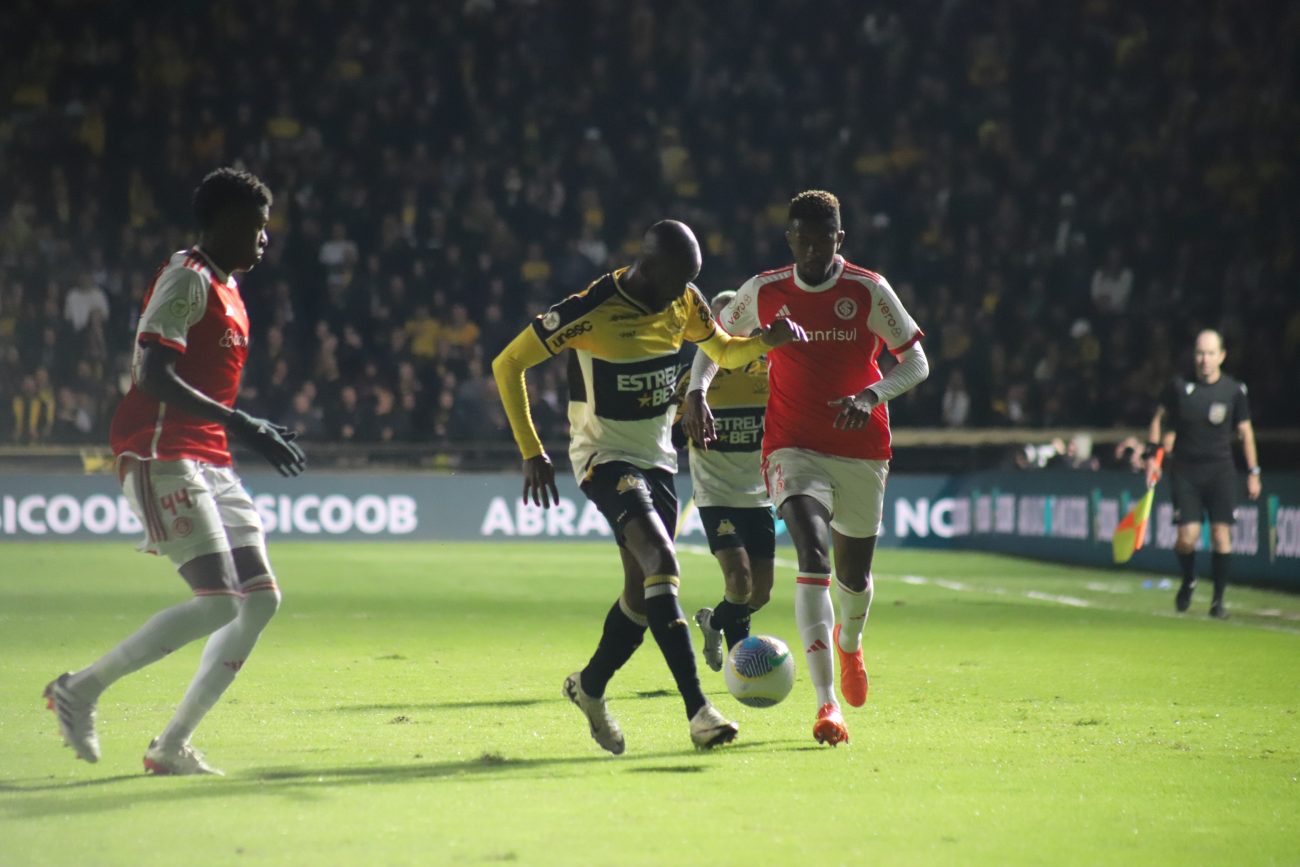 Criciúma foi buscar o empate no segundo tempo - Celso da Luz/CEC/ND