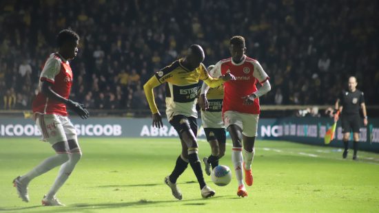 VÍDEO: Goleiro faz gol de falta, pega pênalti e tem noite épica na Série C