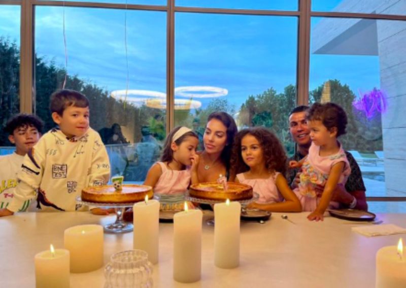 Cristiano Ronaldo e com esposa e filhos na sala de estar da mans&atilde;o&nbsp; – Foto: Foto: Reprodu&ccedil;&atilde;o/Redes Sociais