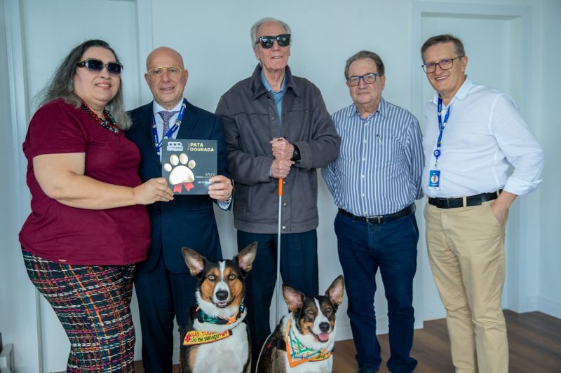 Grupo ND recebe prêmio Pata Dourada por apoio a cães de assistência