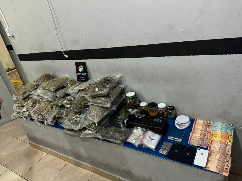 imagem mostra pacotes de super maconha apreendida por mulheres que faziam delivery da droga em Balneário Camboriú