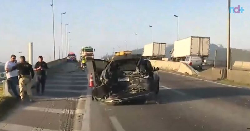 Imagem mostra veículo fastback, envolvido em grave acidente na BR-101 em Itajaí, completamente destruído