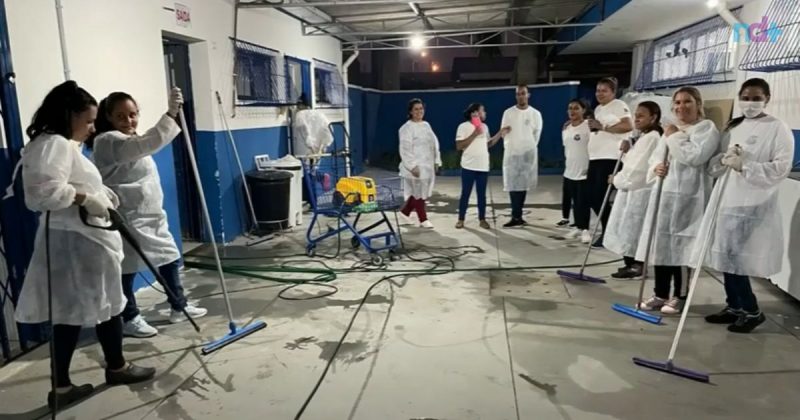 Imagem mostra funcionários limpando escolas em Balneário Camboriú com casos de sarna humana