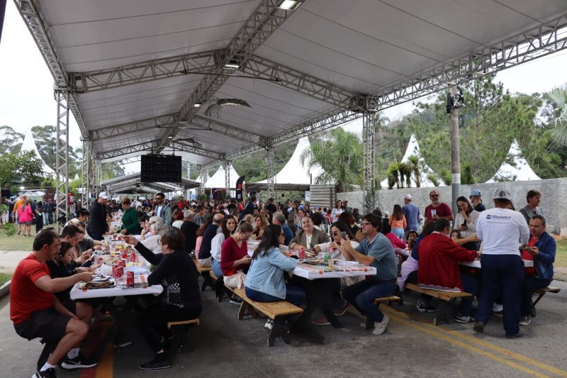 Imagem aberta da festa da tainha em Balneário Camboriú