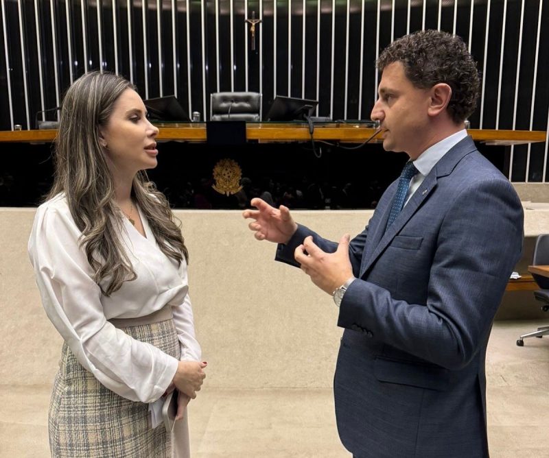 Deputada Caroline de Toni (PL-SC) e Rafael Pezenti (MDB-SC) em conversa na Câmara - Foto: Divulgação/ND