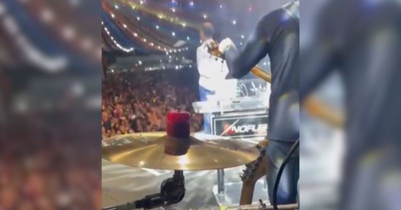 Cantor Eduardo Costa foi atingido por celular no rosto – Foto: Reprodu&ccedil;&atilde;o/R7