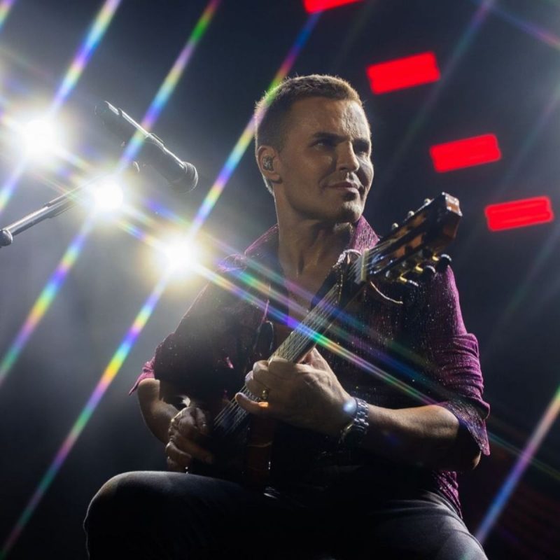 Eduardo Costa chama atenção com novo visual e com 20 kg a menos