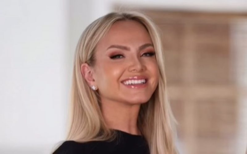 na foto, eliana aparece sorrindo e feliz com uma roupa preta