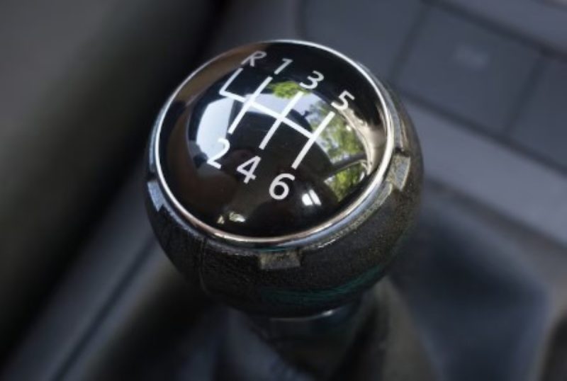 na foto aparece uma marcha manual para o motorista passar a velocidade que se deve na foto aparece uma marcha manual para o motorista passar a velocidade que se deve