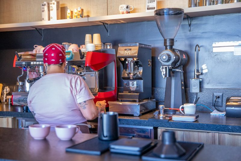A Caf&eacute; &agrave; M&atilde;o tamb&eacute;m prioriza pessoas do g&ecirc;nero feminino no quadro de funcion&aacute;rios – Foto: Germano Rorato/ND