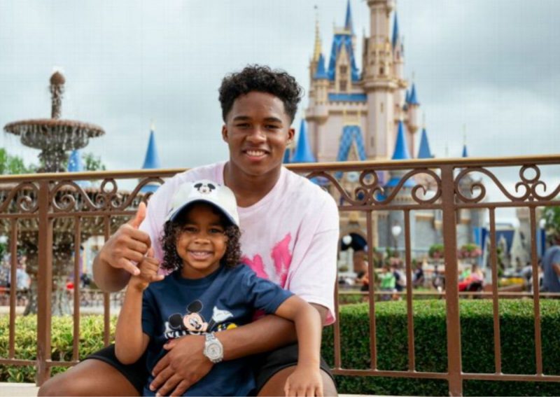 Endrick na Disney, em Orlando, nos EUA – Foto: Divulga&ccedil;&atilde;o/Disney World