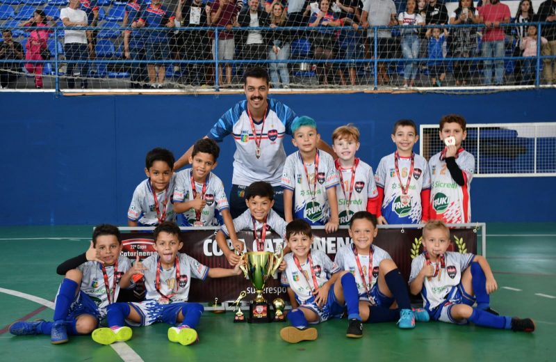A foto dos campe&otilde;es: Em p&eacute;: Miguel, Rafael, Diego (treinador), Pedro, Vicente, Matheus, Heitor e Vin&iacute;cius. Sentados? Th&eacute;o, Henrique, Gabriel, Daniel e Bernardo. – Foto: EC Palho&ccedil;a/divulga&ccedil;&atilde;o