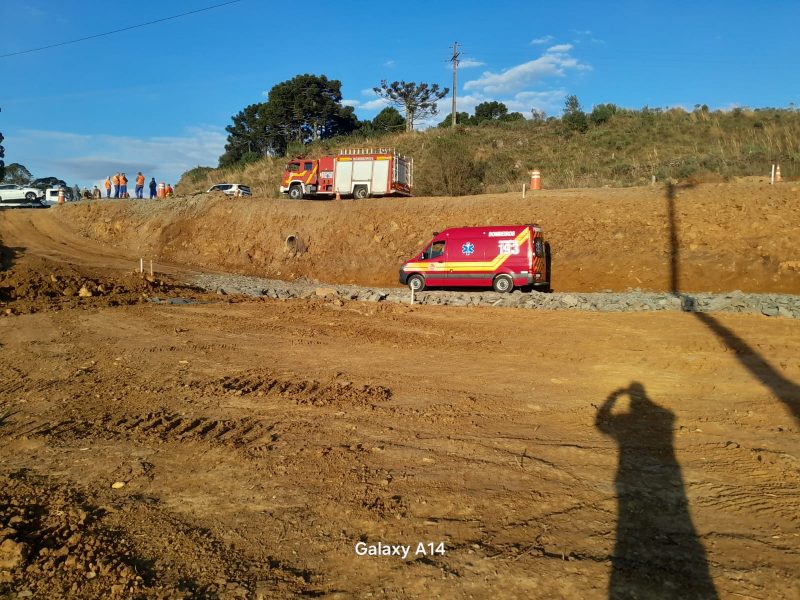 O chamado foi recebido pelo Centro de Operações do Corpo de Bombeiros Militar (COBOM), que despachou uma equipe composta pela viatura ASU-469 e pelo ABTR-30