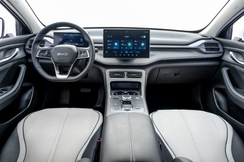 na foto aparece o BYD King com espaço interno e bastante conforto