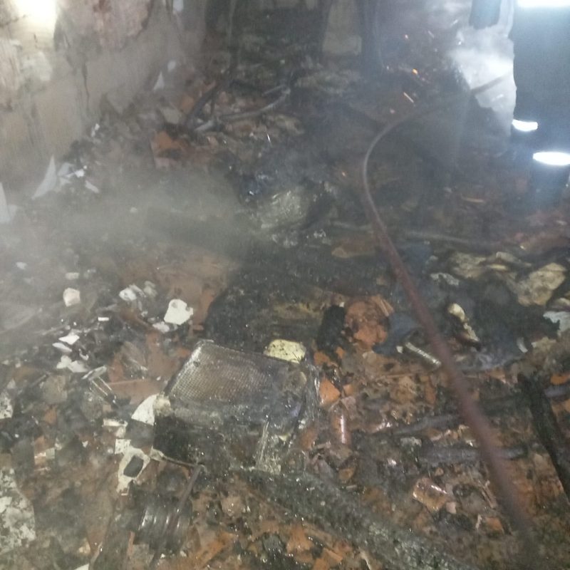 Escombros na casa após incêndio criminoso