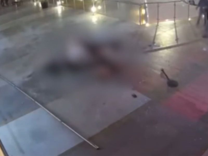 Imagem mostra momento em que jovens morreram após estrutura de vidro de boate despencar no México 