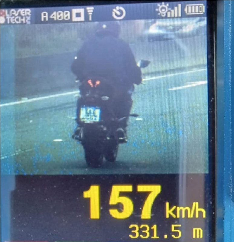 Motociclista flagrado em excesso de velocidade em rodovia, a 157 km/h