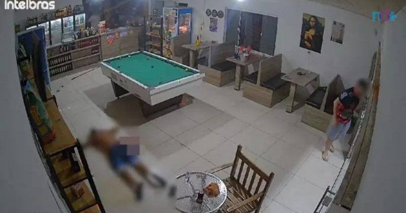 Imagem mostra cena logo após execução em bar de Navegantes; PM's são apontados como responsáveis