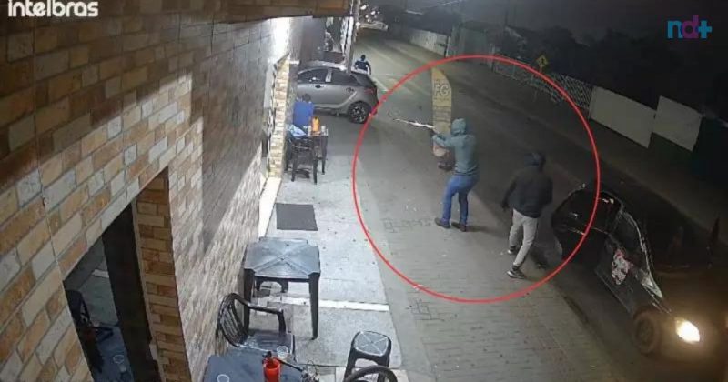 Câmera de segurança flagrou execução dos homens em bar de Navegantes