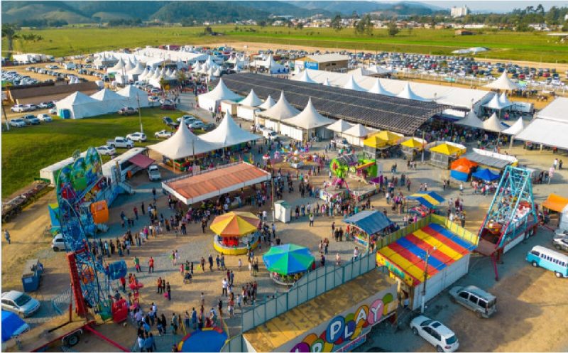 Centro de eventos preparado com parque, pavilhões e tendas para Expofesta e Expofeira em Gaspar