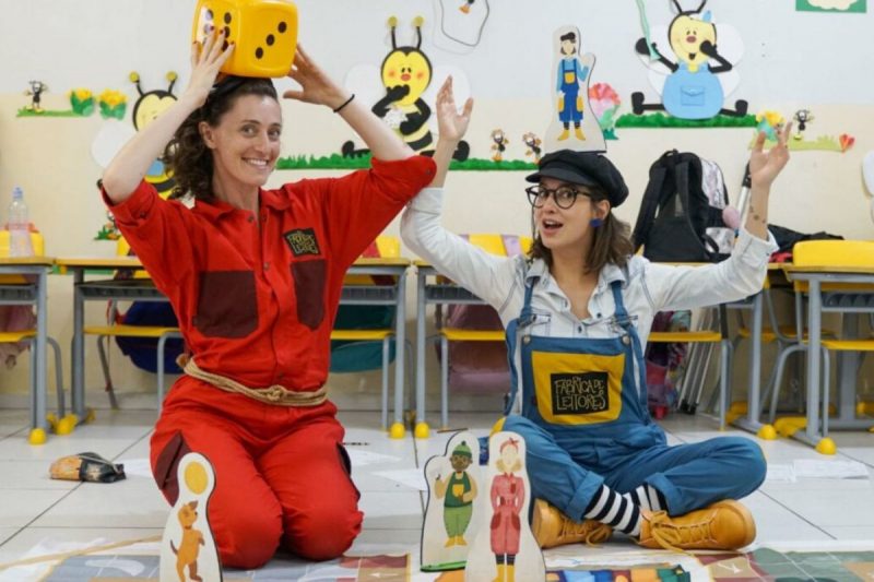 Realizadoras do projeto Fábrica de Leitores em escola