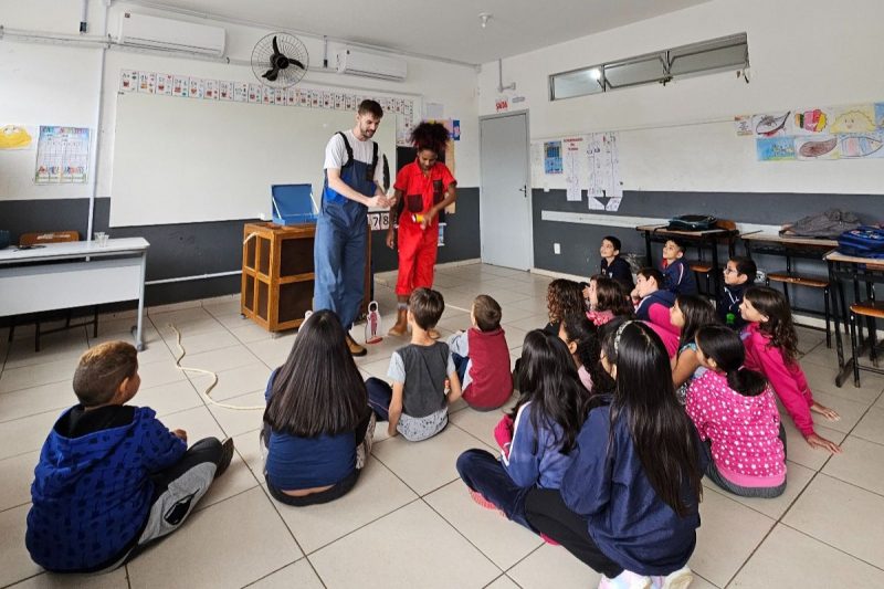 Visita da Fábrica de Leitores a crianças de escola pública