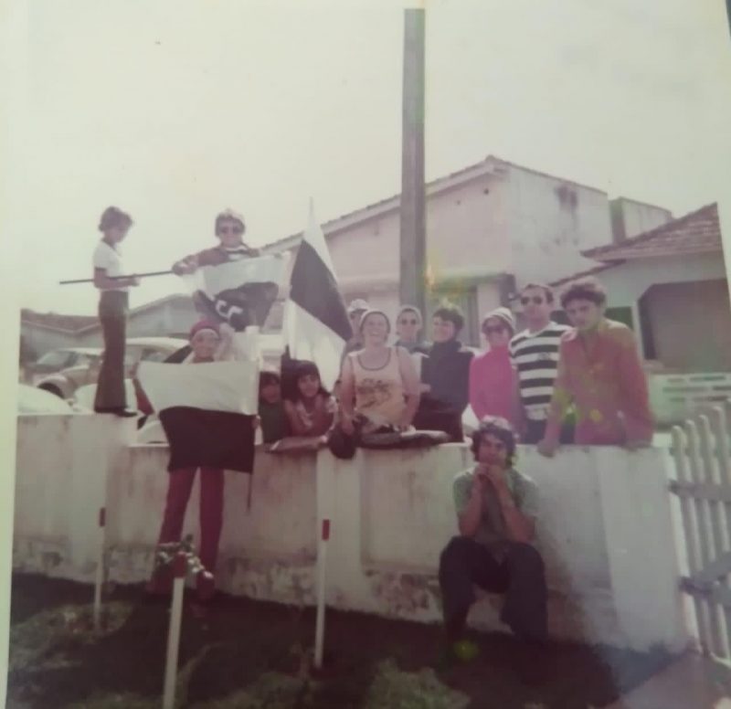 Phylon &eacute; o garoto de p&eacute; no muro com a bandeira do Figueirense, em 1975. Fam&iacute;lia de alvinegros. – Foto: Phylon Max/ND