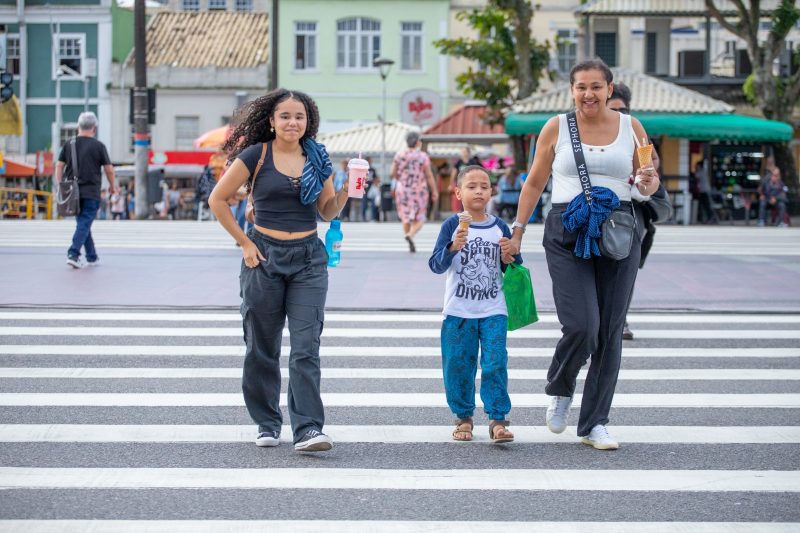 Foto mostra família tomando sorvete no primeiro dia de inverno de 2024