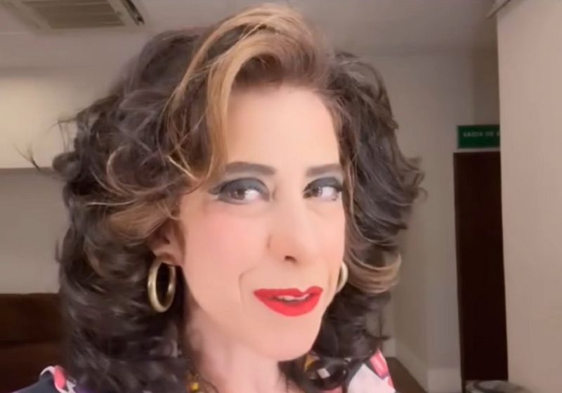 na foto, Fernanda Torres aparece toda produzida antes de entrar em cena em peça de teatro