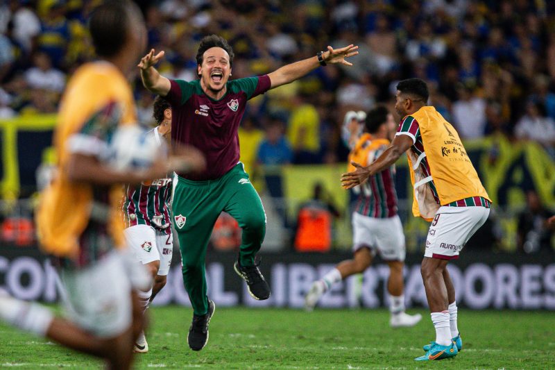 Diniz comemorando o t&iacute;tulo hist&oacute;rico da Libertadores 2023 – Foto: Marcelo Gon&ccedil;alves/FFC/ND