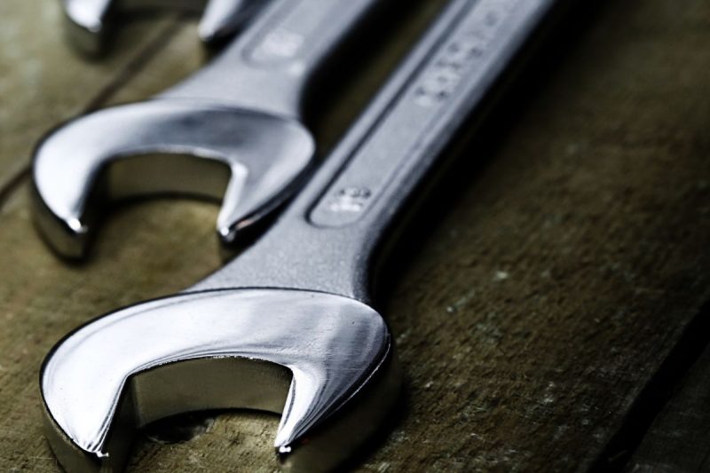 ferramentas de mecânico em cima de uma mesa de madeira; adolescentes pediram ferramentas e gasolina