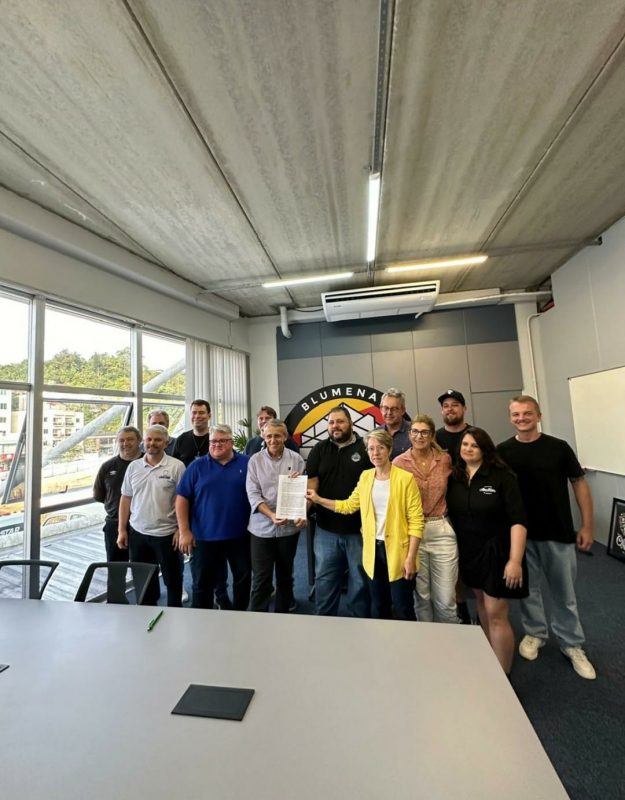 Autoridades de Blumenau reunida com empresários do ramo cervejeiro 