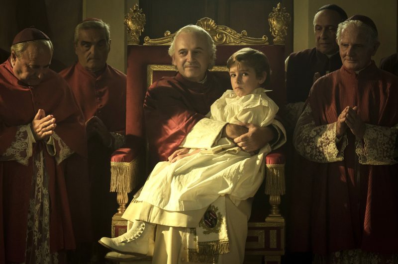 La foto ritrae il Papa con un bambino in grembo e i vescovi nel film del Festival del Cinema Italiano