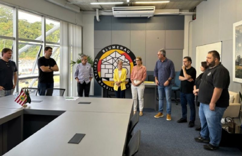Autoridades de Blumenau reunidos em sala para fechar parceira 