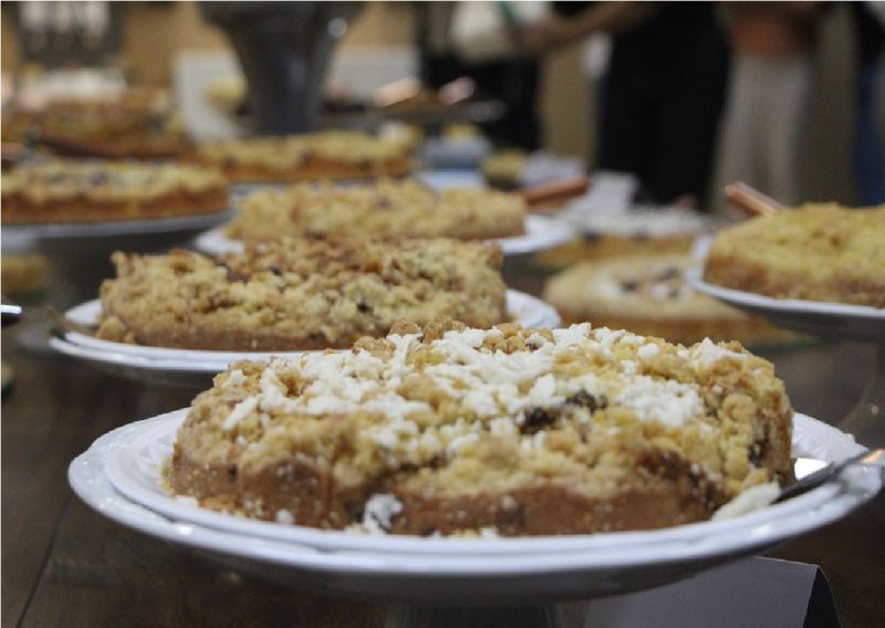 Mesa posta com vários sabores de cuca 