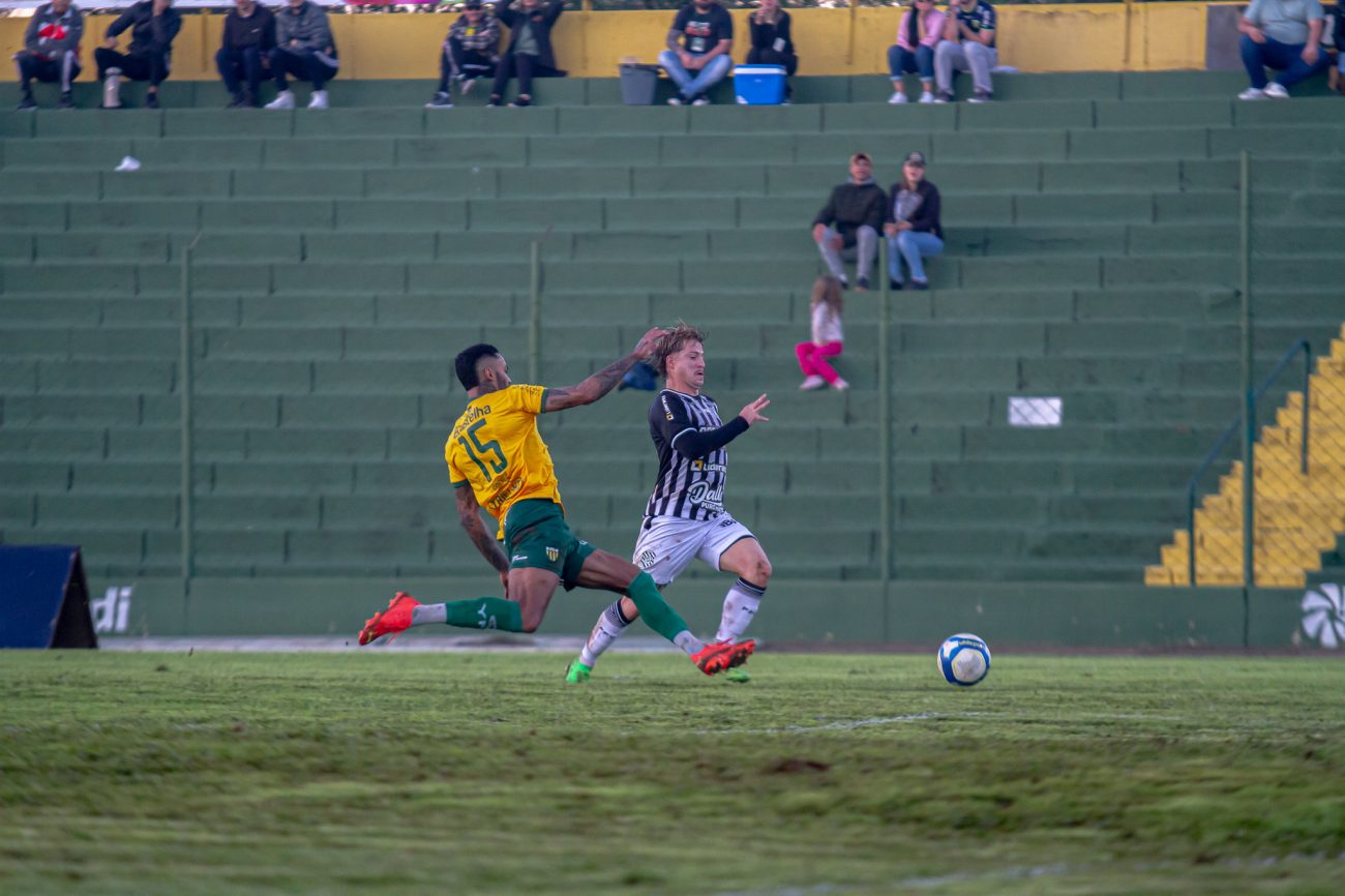 Guilherme Pato em lance de ataque na derrota para o Ypiranga - Patrick Floriani/FFC/ND