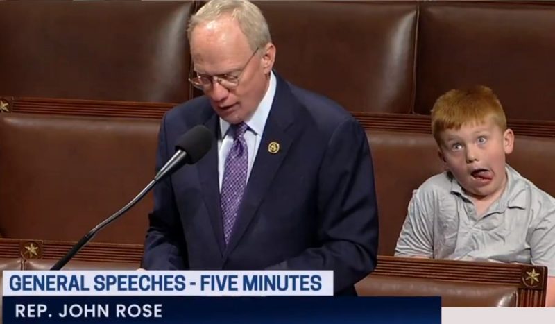 Filho de deputado faz caretas e diverte a web durante defesa de Trump no Congresso dos EUA