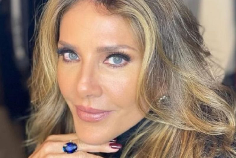 na foto a socialite Flávia Rocha aparece mostrando anel de brilhantes