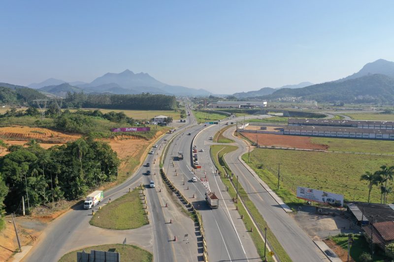 Obras na BR-280 Obra de duplicação bloqueia pista da BR-280