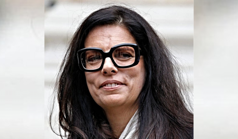 Françoise Bettencourt Meyers - Foto mostra mulher branca de cabelos longos e escuros usando óculos de armação grossa na cor preto. Ela sorri meio sem graça olhando para o horizonte. Ela é herdeira dos cosméticos L'Óreal e a mulher mais rica do mundo