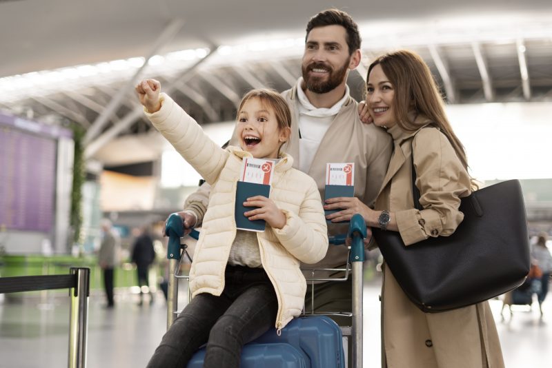 Família saindo de férias em aeroporto