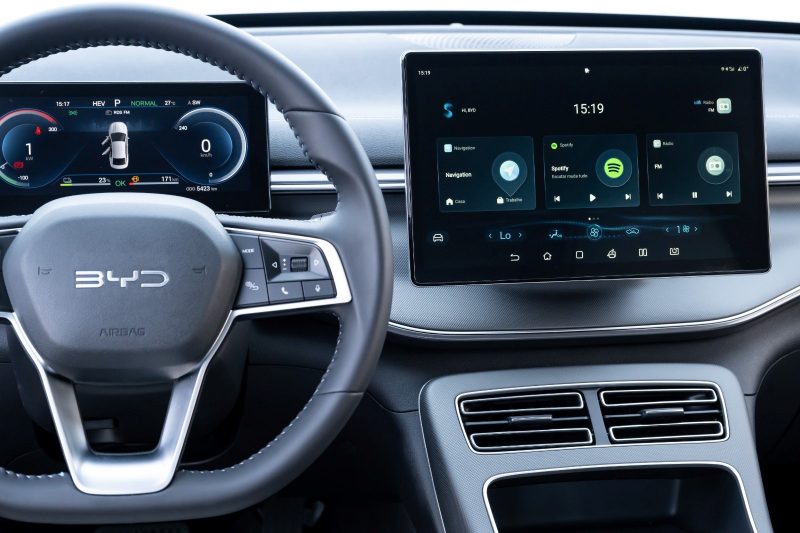 na foto o BYD King aparece com espaço interno, volante e painel digital