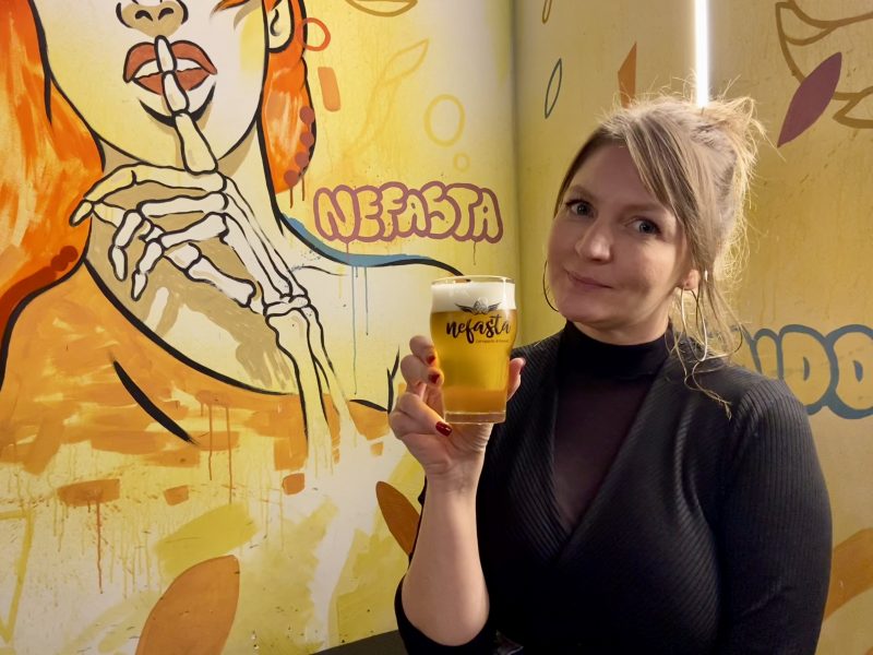 Gabriela Arcari Drehmer est&aacute; &agrave; frente dos bares da Cervejaria Nefasta, neg&oacute;cio criado por ela e sua fam&iacute;lia – Foto: Gabriela Ferrarez/ND