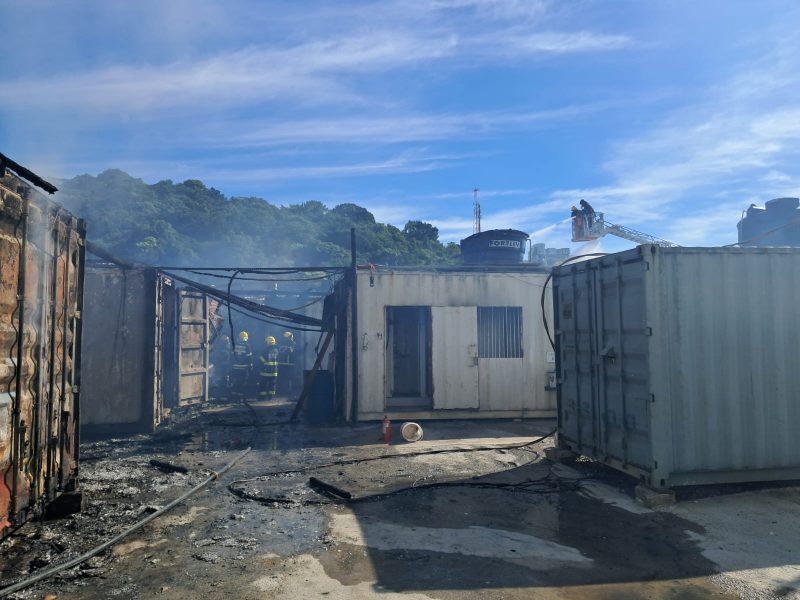 Canteiro de obras que pegou fogo