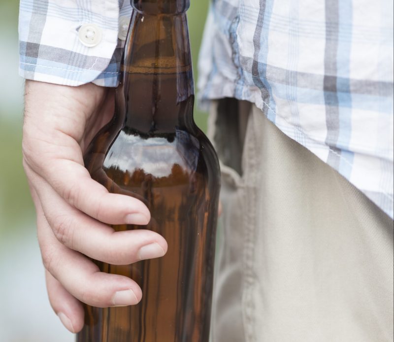 V&iacute;tima foi agredida com garrafada e acabou com ferimento na cabe&ccedil;a. Imagem ilustrativa – Foto: Freepik