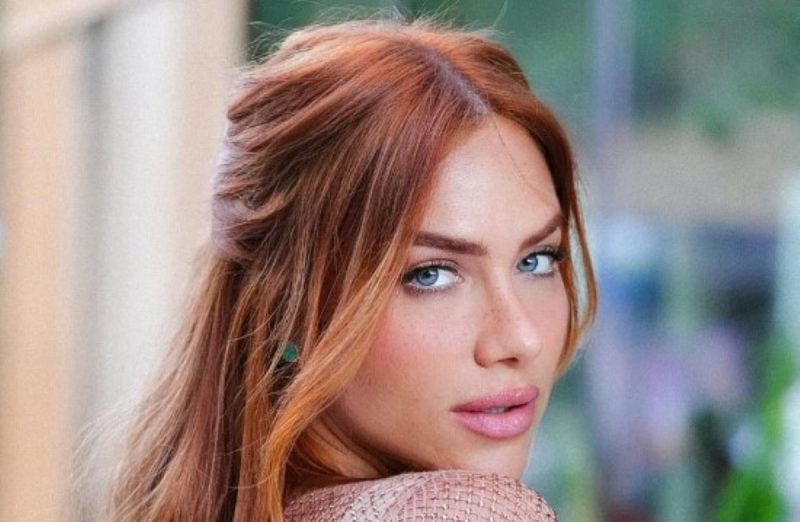 na imagem giovanna ewbank aparece de cabelos ruivos e olhando para a foto