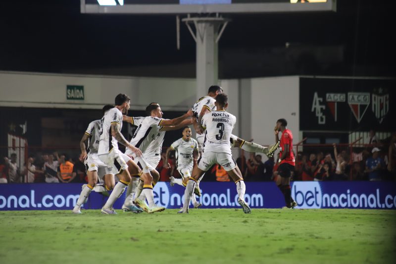 Jogadores do Criciúma comemoram o gol da vitória