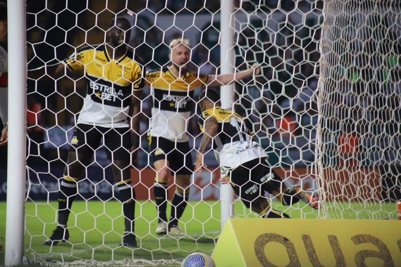 Jogadores do Criciúma comemoram gol